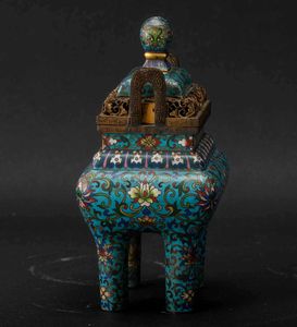 Incensiere con coperchio a smalti cloisonn� con decoro a fiori di loto e dettagli a traforo, Cina, Dinastia Qing, epoca  Qianlong (1736-1796)  - Asta Fine chinese works of art - Associazione Nazionale - Case d'Asta italiane