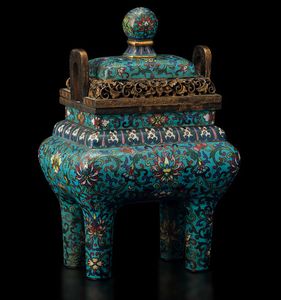 Incensiere con coperchio a smalti cloisonn� con decoro a fiori di loto e dettagli a traforo, Cina, Dinastia Qing, epoca  Qianlong (1736-1796)  - Asta Fine chinese works of art - Associazione Nazionale - Case d'Asta italiane