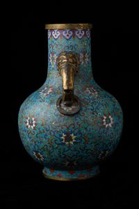 Grande vaso a smalti cloisonn� a doppia ansa con mascheroni e decori a fiore di loto, Cina, Dinastia Qing, epoca Qianlong (1736-1796)  - Asta Fine chinese works of art - Associazione Nazionale - Case d'Asta italiane