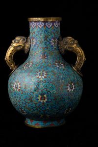 Grande vaso a smalti cloisonn� a doppia ansa con mascheroni e decori a fiore di loto, Cina, Dinastia Qing, epoca Qianlong (1736-1796)  - Asta Fine chinese works of art - Associazione Nazionale - Case d'Asta italiane