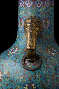 Grande vaso a smalti cloisonn� a doppia ansa con mascheroni e decori a fiore di loto, Cina, Dinastia Qing, epoca Qianlong (1736-1796)  - Asta Fine chinese works of art - Associazione Nazionale - Case d'Asta italiane