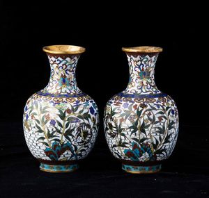 Coppia di vasi a smalti cloisonn� con decori vegetali e a fiore di loto su fondo bianco, Cina, Dinastia Qing, epoca  Jiaqing (1796-1820)  - Asta Fine chinese works of art - Associazione Nazionale - Case d'Asta italiane