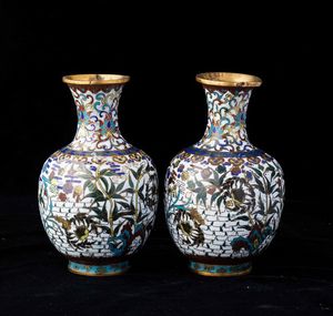 Coppia di vasi a smalti cloisonn� con decori vegetali e a fiore di loto su fondo bianco, Cina, Dinastia Qing, epoca  Jiaqing (1796-1820)  - Asta Fine chinese works of art - Associazione Nazionale - Case d'Asta italiane