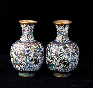 Coppia di vasi a smalti cloisonn� con decori vegetali e a fiore di loto su fondo bianco, Cina, Dinastia Qing, epoca  Jiaqing (1796-1820)  - Asta Fine chinese works of art - Associazione Nazionale - Case d'Asta italiane