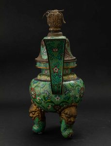 Grande incensiere tripode a smalti cloisonn� con decori a fiore di loto e coperchio con dettagli a traforo, Cina, Dinastia Qing, epoca Guangxu (1875-1908)  - Asta Fine chinese works of art - Associazione Nazionale - Case d'Asta italiane