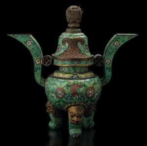 Grande incensiere tripode a smalti cloisonn� con decori a fiore di loto e coperchio con dettagli a traforo, Cina, Dinastia Qing, epoca Guangxu (1875-1908)  - Asta Fine chinese works of art - Associazione Nazionale - Case d'Asta italiane