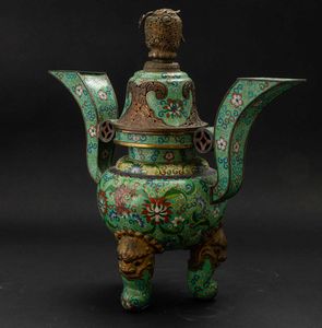Grande incensiere tripode a smalti cloisonn� con decori a fiore di loto e coperchio con dettagli a traforo, Cina, Dinastia Qing, epoca Guangxu (1875-1908)  - Asta Fine chinese works of art - Associazione Nazionale - Case d'Asta italiane