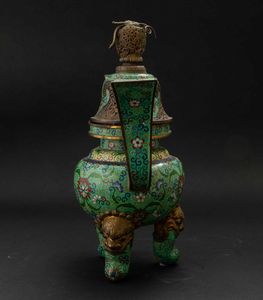 Grande incensiere tripode a smalti cloisonn� con decori a fiore di loto e coperchio con dettagli a traforo, Cina, Dinastia Qing, epoca Guangxu (1875-1908)  - Asta Fine chinese works of art - Associazione Nazionale - Case d'Asta italiane