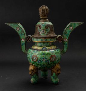 Grande incensiere tripode a smalti cloisonn� con decori a fiore di loto e coperchio con dettagli a traforo, Cina, Dinastia Qing, epoca Guangxu (1875-1908)  - Asta Fine chinese works of art - Associazione Nazionale - Case d'Asta italiane
