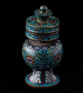 Piccolo contenitore con coperchio a smalti cloisonn� con decori floreali e a fiori di loto, Cina, Dinastia Qing, epoca Qianlong (1736-1796)  - Asta Fine chinese works of art - Associazione Nazionale - Case d'Asta italiane