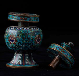 Piccolo contenitore con coperchio a smalti cloisonn� con decori floreali e a fiori di loto, Cina, Dinastia Qing, epoca Qianlong (1736-1796)  - Asta Fine chinese works of art - Associazione Nazionale - Case d'Asta italiane