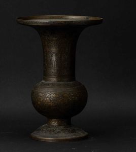 Vaso in bronzo con decori a racemi incisi e figure, Siria, XVIII secolo  - Asta Fine chinese works of art - Associazione Nazionale - Case d'Asta italiane