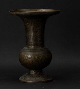 Vaso in bronzo con decori a racemi incisi e figure, Siria, XVIII secolo  - Asta Fine chinese works of art - Associazione Nazionale - Case d'Asta italiane
