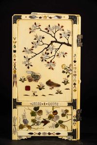 Piccolo paravento da tavolo a due ante in avorio con applicazioni in madreperla e pietre dure raffiguranti soggetti naturalistici, Shibayama, Giappone, periodo Meiji (1868-1912)  - Asta Fine chinese works of art - Associazione Nazionale - Case d'Asta italiane