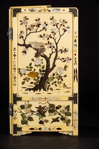 Piccolo paravento da tavolo a due ante in avorio con applicazioni in madreperla e pietre dure raffiguranti soggetti naturalistici, Shibayama, Giappone, periodo Meiji (1868-1912)  - Asta Fine chinese works of art - Associazione Nazionale - Case d'Asta italiane