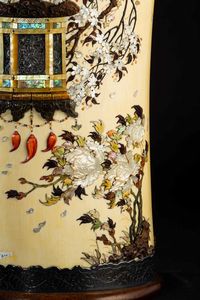 Vaso in avorio con coperchio e applicazioni in madreperla e pietre dure raffiguranti soggetti naturalistici, Shibayama, Giappone, periodo Meiji (1868-1912)  - Asta Fine chinese works of art - Associazione Nazionale - Case d'Asta italiane