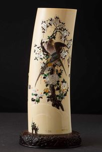 Vaso in avorio finemente decorato con soggetti naturalistici  in madreperla e pietre dure, Shibayama, Giappone, periodo Meiji (1868-1912)  - Asta Fine chinese works of art - Associazione Nazionale - Case d'Asta italiane