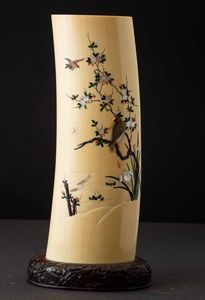 Vaso in avorio finemente decorato con soggetti naturalistici  in madreperla e pietre dure, Shibayama, Giappone, periodo Meiji (1868-1912)  - Asta Fine chinese works of art - Associazione Nazionale - Case d'Asta italiane