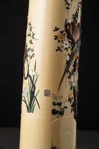 Vaso in avorio finemente decorato con soggetti naturalistici  in madreperla e pietre dure, Shibayama, Giappone, periodo Meiji (1868-1912)  - Asta Fine chinese works of art - Associazione Nazionale - Case d'Asta italiane