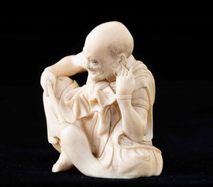 Figura in avorio raffigurante Rakan seduto, Giappone, periodo Meiji (1868-1912)  - Asta Fine chinese works of art - Associazione Nazionale - Case d'Asta italiane