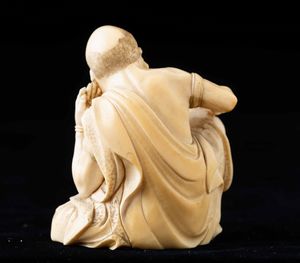Figura in avorio raffigurante Rakan seduto, Giappone, periodo Meiji (1868-1912)  - Asta Fine chinese works of art - Associazione Nazionale - Case d'Asta italiane