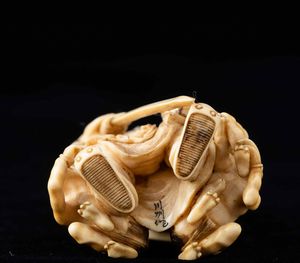 Okimono scolpito in avorio parzialmente dipinto raffigurante Shoki con due demoni, Giappone, periodo Meiji (1868-1912)  - Asta Fine chinese works of art - Associazione Nazionale - Case d'Asta italiane