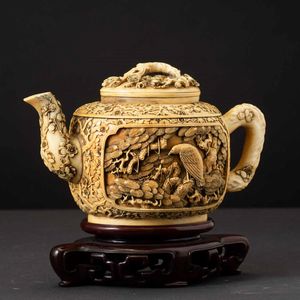 Teiera finemente scolpita in avorio con soggetti naturalistici entro riserve e decori vegetali a rilievo, Cina, Dinastia Qing, epoca Qianlong (1736-1796)  - Asta Fine chinese works of art - Associazione Nazionale - Case d'Asta italiane