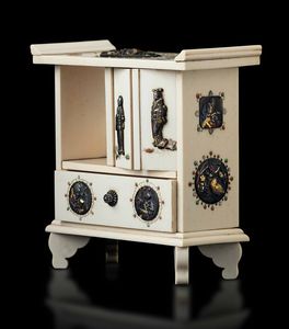 Piccolo stipo scolpito in avorio con applicazione di placche in bronzo e pietre dure, Giappone, periodo Meiji (1868-1912)  - Asta Fine chinese works of art - Associazione Nazionale - Case d'Asta italiane