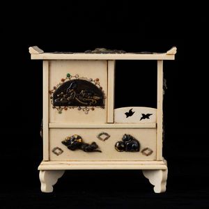 Piccolo stipo scolpito in avorio con applicazione di placche in bronzo e pietre dure, Giappone, periodo Meiji (1868-1912)  - Asta Fine chinese works of art - Associazione Nazionale - Case d'Asta italiane