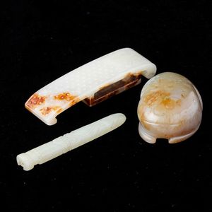 Lotto composto da due fibbie e una figura di rana scolpite in giada e russet, Cina, Dinastia Qing, XIX secolo  - Asta Fine chinese works of art - Associazione Nazionale - Case d'Asta italiane