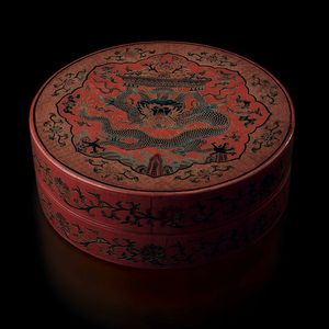 Scatola circolare in legno laccato con figura di drago e decori floreali su fondo arancione, Cina, Dinastia Qing, XIX secolo  - Asta Fine chinese works of art - Associazione Nazionale - Case d'Asta italiane