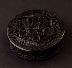 Scatola circolare scolpita in tartaruga raffigurante sul coperchio saggi con discepoli entro paesaggio, Cina, Dinastia Qing, XIX secolo  - Asta Fine chinese works of art - Associazione Nazionale - Case d'Asta italiane