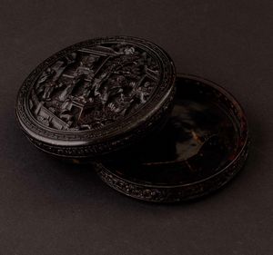 Scatola circolare scolpita in tartaruga raffigurante sul coperchio saggi con discepoli entro paesaggio, Cina, Dinastia Qing, XIX secolo  - Asta Fine chinese works of art - Associazione Nazionale - Case d'Asta italiane