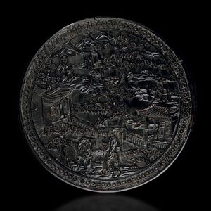 Scatola circolare scolpita in tartaruga raffigurante sul coperchio saggi con discepoli entro paesaggio, Cina, Dinastia Qing, XIX secolo  - Asta Fine chinese works of art - Associazione Nazionale - Case d'Asta italiane