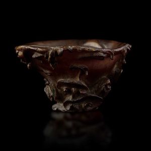 Coppa da libagione finemente scolpita in corno con decori vegetali e figura di draghetto a rilievo, Cina, Dinastia Ming, XVII secolo  - Asta Fine chinese works of art - Associazione Nazionale - Case d'Asta italiane