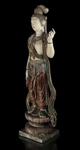 Due figure di Guanyin stanti finemente scolpite in legno parzialmente dipinto, Cina, Dinastia Ming, XVII secolo  - Asta Fine chinese works of art - Associazione Nazionale - Case d'Asta italiane