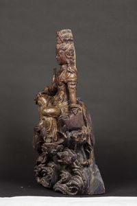 Scultura in legno parzialmente laccato raffigurante Guanyin seduta su roccia con decorazioni floreali in oro, Cina, Dinastia Ming, inizio XVII secolo  - Asta Fine chinese works of art - Associazione Nazionale - Case d'Asta italiane