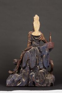 Scultura in legno parzialmente laccato raffigurante Guanyin seduta su roccia con decorazioni floreali in oro, Cina, Dinastia Ming, inizio XVII secolo  - Asta Fine chinese works of art - Associazione Nazionale - Case d'Asta italiane