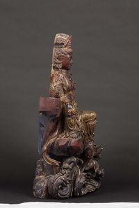 Scultura in legno parzialmente laccato raffigurante Guanyin seduta su roccia con decorazioni floreali in oro, Cina, Dinastia Ming, inizio XVII secolo  - Asta Fine chinese works of art - Associazione Nazionale - Case d'Asta italiane