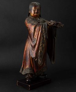 Figura di personaggio con frutti in legno laccato e parzialmente dorato, Cina, Dinastia Ming, XVII secolo  - Asta Fine chinese works of art - Associazione Nazionale - Case d'Asta italiane