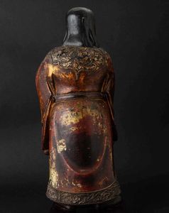 Figura di personaggio con frutti in legno laccato e parzialmente dorato, Cina, Dinastia Ming, XVII secolo  - Asta Fine chinese works of art - Associazione Nazionale - Case d'Asta italiane