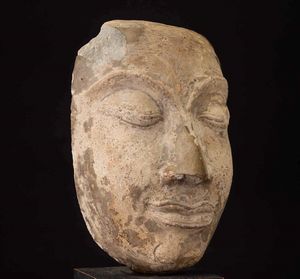 Testa di Buddha scolpita in pietra, Thailandia, Ayutthaya, XVI secolo  - Asta Fine chinese works of art - Associazione Nazionale - Case d'Asta italiane