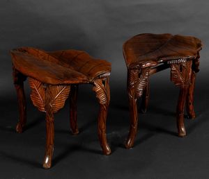 Coppia di sgabelli in legno a foggia di foglia, Cina, Dinastia Qing, XIX secolo  - Asta Fine chinese works of art - Associazione Nazionale - Case d'Asta italiane
