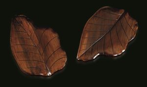 Coppia di sgabelli in legno a foggia di foglia, Cina, Dinastia Qing, XIX secolo  - Asta Fine chinese works of art - Associazione Nazionale - Case d'Asta italiane