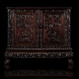 Mobile basso a doppia anta in legno di Hongmu con soggetti naturalistici a rilievo, Cina, Dinastia Qing, XIX secolo  - Asta Fine chinese works of art - Associazione Nazionale - Case d'Asta italiane