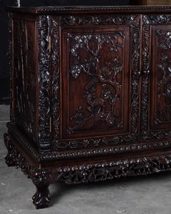 Mobile basso a doppia anta in legno di Hongmu con soggetti naturalistici a rilievo, Cina, Dinastia Qing, XIX secolo  - Asta Fine chinese works of art - Associazione Nazionale - Case d'Asta italiane