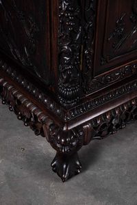 Mobile basso a doppia anta in legno di Hongmu con soggetti naturalistici a rilievo, Cina, Dinastia Qing, XIX secolo  - Asta Fine chinese works of art - Associazione Nazionale - Case d'Asta italiane