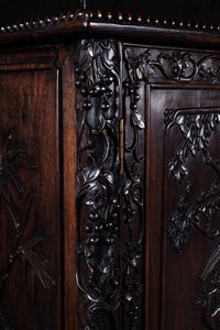 Mobile basso a doppia anta in legno di Hongmu con soggetti naturalistici a rilievo, Cina, Dinastia Qing, XIX secolo  - Asta Fine chinese works of art - Associazione Nazionale - Case d'Asta italiane