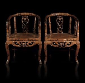 Salotto composto da divano e due poltrone in legno di Huanghuali con decori a volute vegetali, Cina, Dinastia Qing, XIX secolo  - Asta Fine chinese works of art - Associazione Nazionale - Case d'Asta italiane