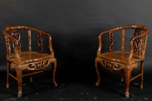 Salotto composto da divano e due poltrone in legno di Huanghuali con decori a volute vegetali, Cina, Dinastia Qing, XIX secolo  - Asta Fine chinese works of art - Associazione Nazionale - Case d'Asta italiane